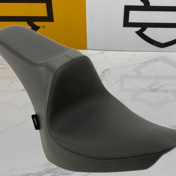Drag Specialties Predator III Seat – Fits 2000–2017 Harley Softail Heritage, Fat Boy, Standard
💲 Price: $270
